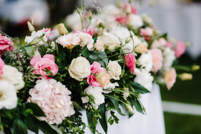 a wedding flowers decoration in an event in cabo